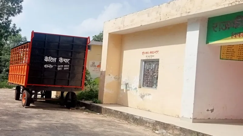 अयोध्या: सड़कों पर छुट्टा पशु, ब्लाक में खड़ी लाखों की कैटल कैचर वाहन 